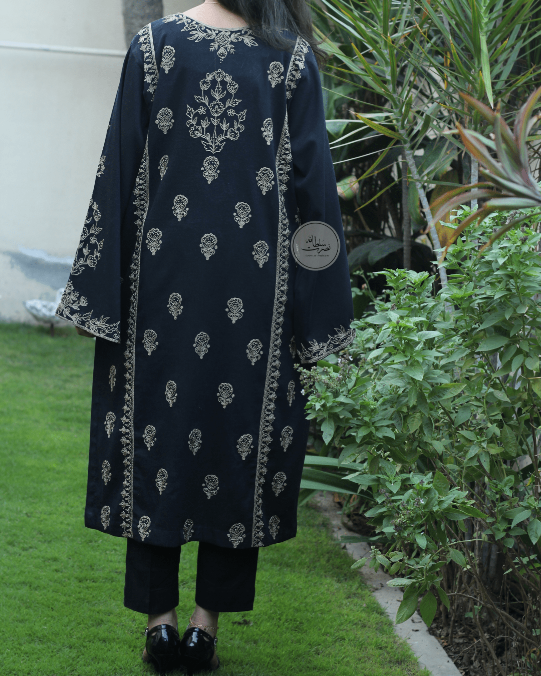 Classic Black Hand Embroidery Ari Work - Winter Marina - Pret